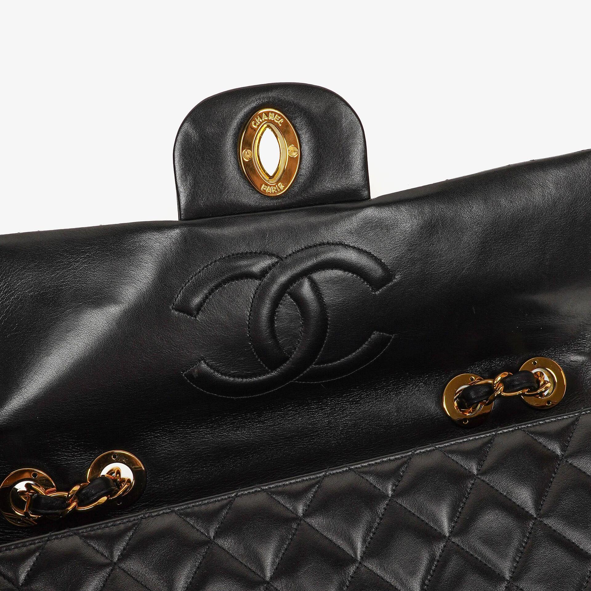CHANEL Maxi Jumbo CC Classic Single Flap Tasche aus schwarzem gestepptem Lammleder mit 24K vergoldeten Beschlägen
