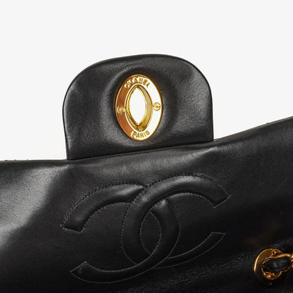 CHANEL Maxi Jumbo CC Classic Single Flap Tasche aus schwarzem gestepptem Lammleder mit 24K vergoldeten Beschlägen
