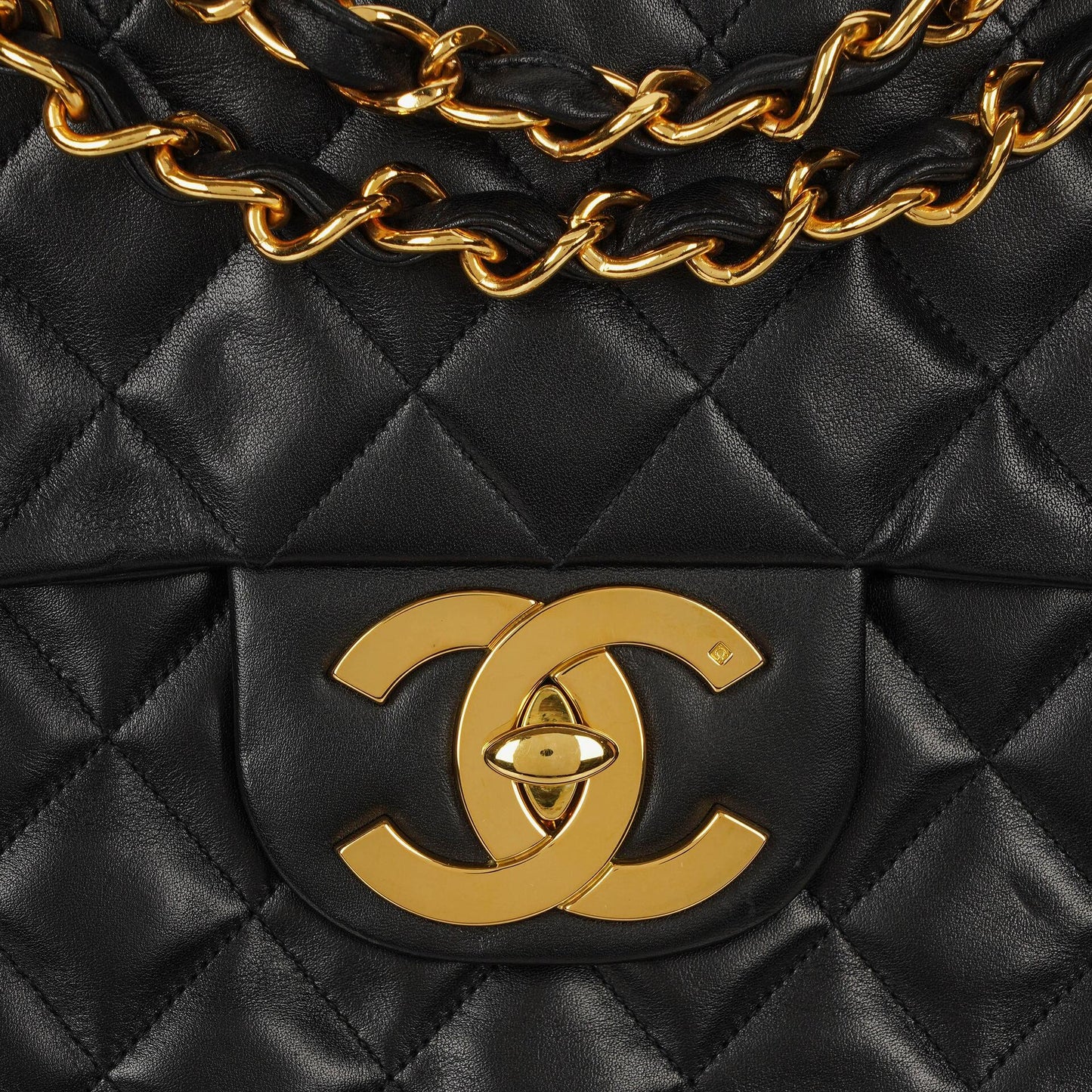 CHANEL Maxi Jumbo CC Classic Single Flap Tasche aus schwarzem gestepptem Lammleder mit 24K vergoldeten Beschlägen
