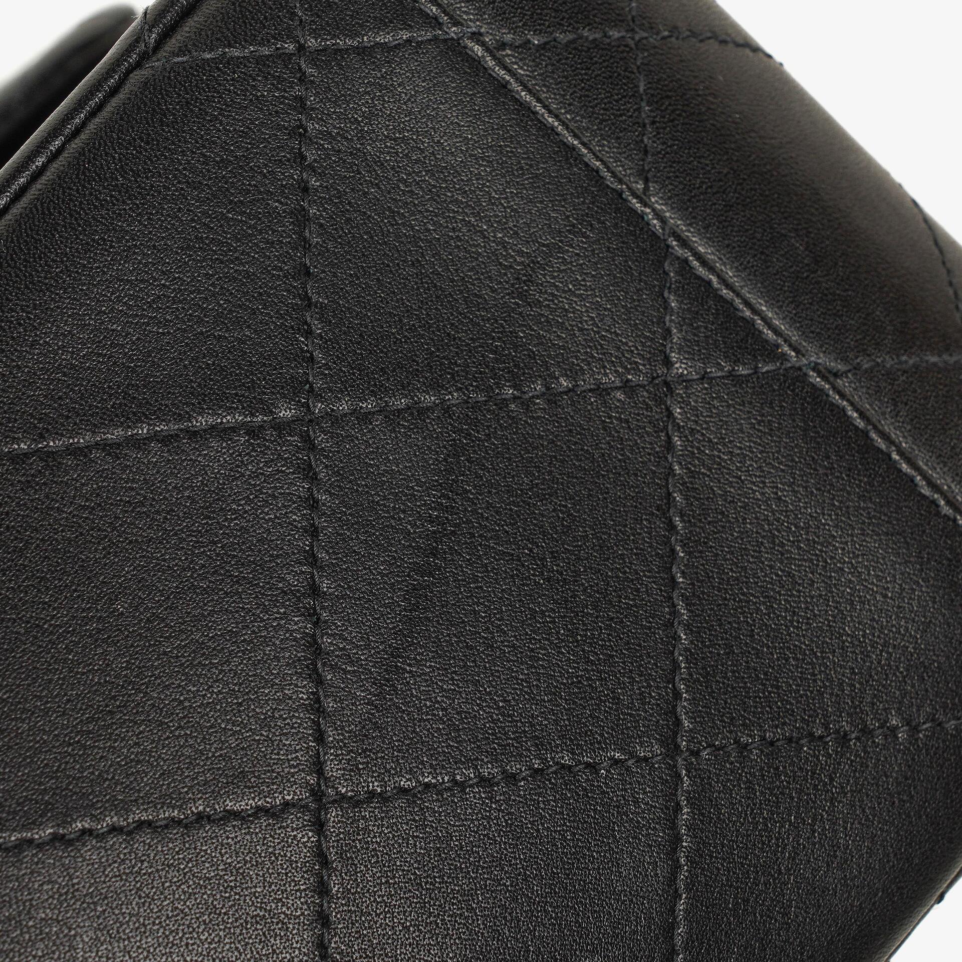 CHANEL Maxi Jumbo CC Classic Single Flap Tasche aus schwarzem gestepptem Lammleder mit 24K vergoldeten Beschlägen