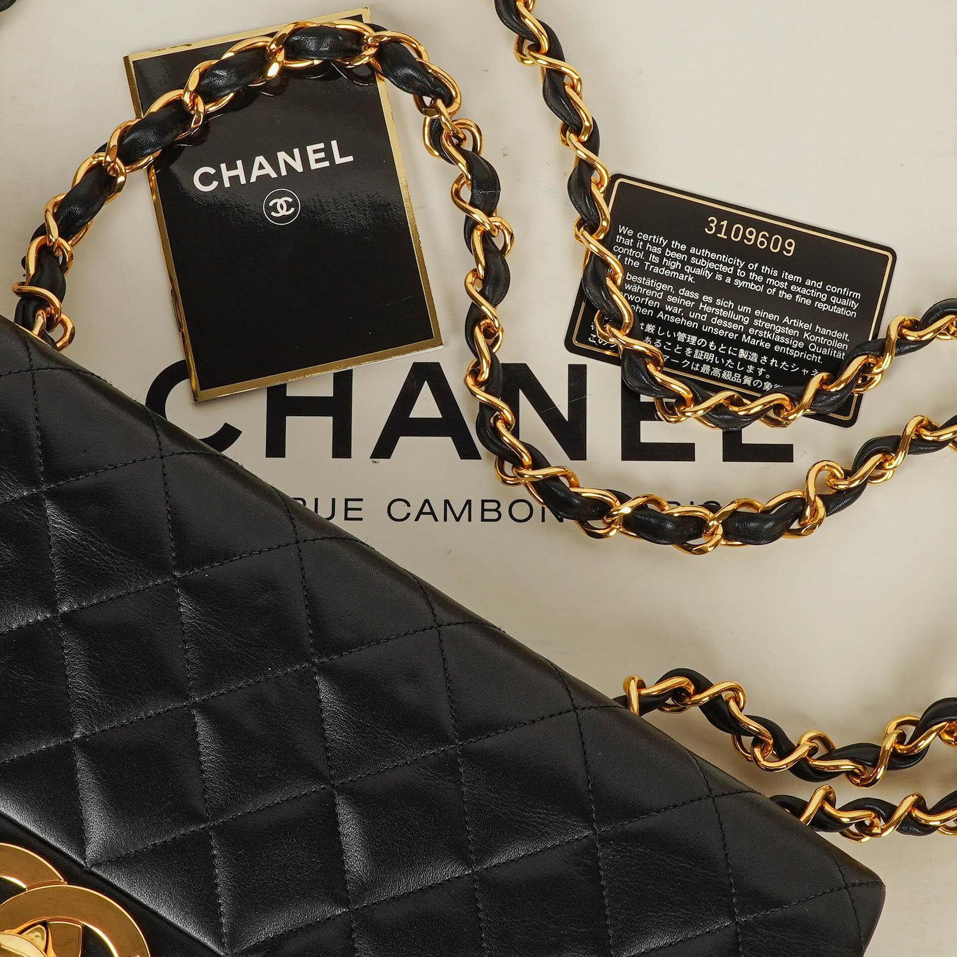 CHANEL Maxi Jumbo CC Classic Single Flap Tasche aus schwarzem gestepptem Lammleder mit 24K vergoldeten Beschlägen