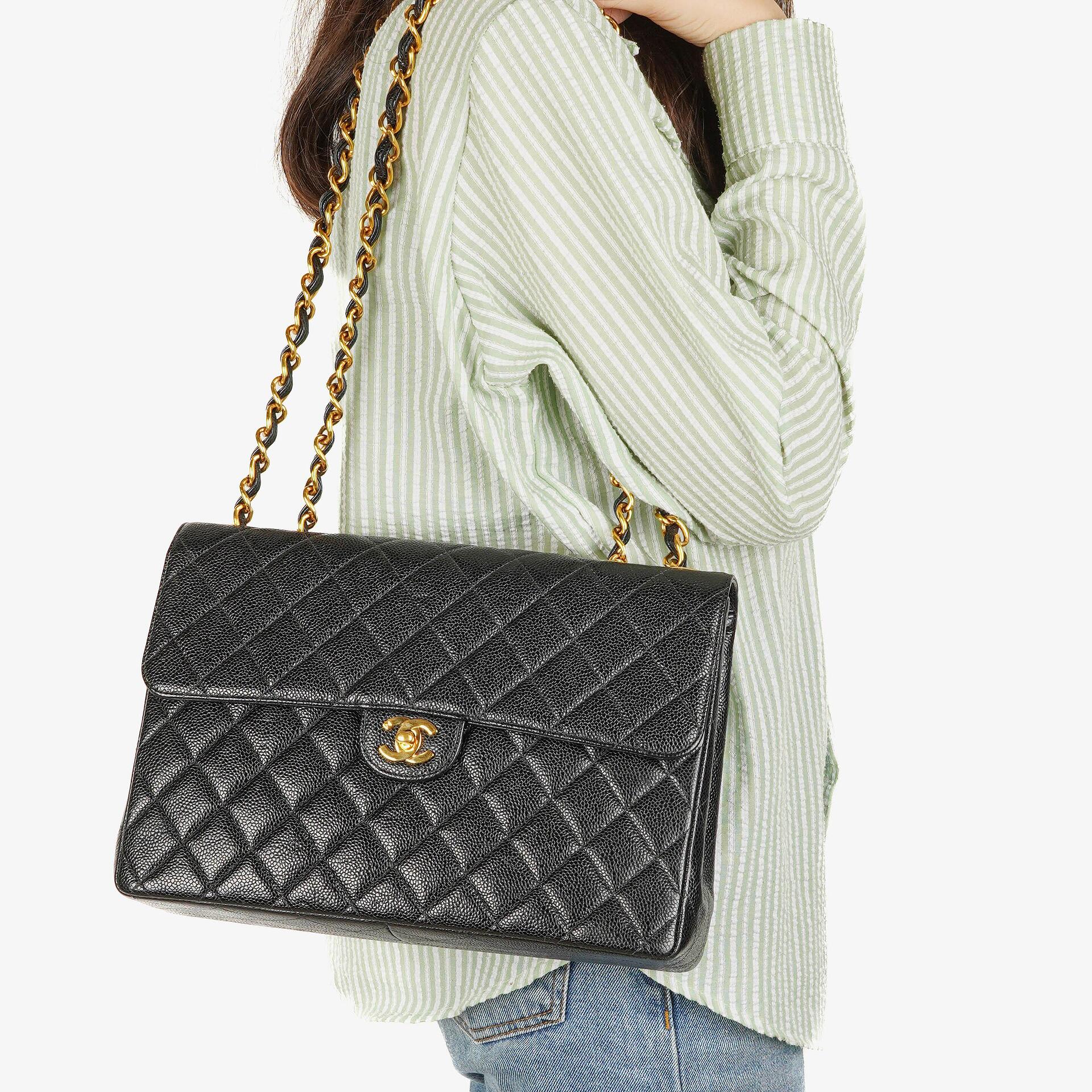 Chanel Maxi Jumbo Classic Single Flap Bag aus schwarzem gestepptem Lammleder mit 24K vergoldeter Hardware