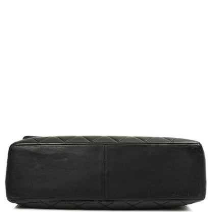 Chanel Classic Maxi Jumbo Single Flap Bag aus schwarzem gestepptem Lammleder mit 24K vergoldeten Beschlägen