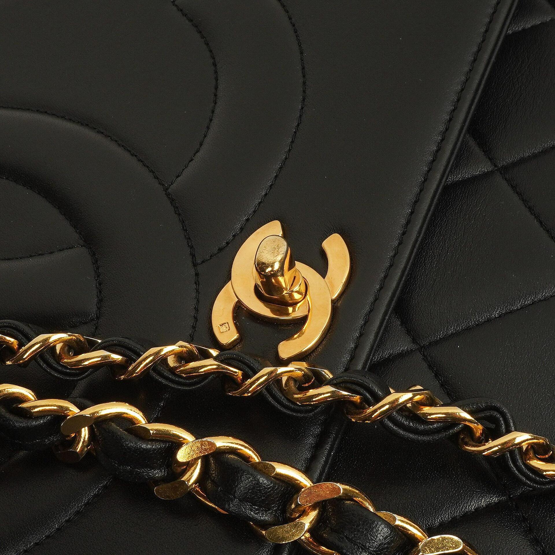 Chanel Classic Maxi Jumbo Single Flap Bag aus schwarzem gestepptem Lammleder mit 24K vergoldeten Beschlägen
