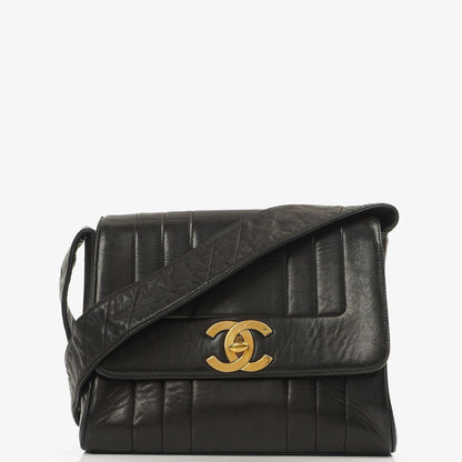 Chanel Maxi Logo Umhängetasche mit Klappe aus schwarzem vertikal gestepptem Lammleder mit 24 Karat vergoldeter Hardware