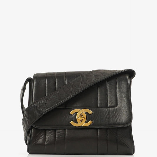 Chanel Maxi Logo Umhängetasche mit Klappe aus schwarzem vertikal gestepptem Lammleder mit 24 Karat vergoldeter Hardware