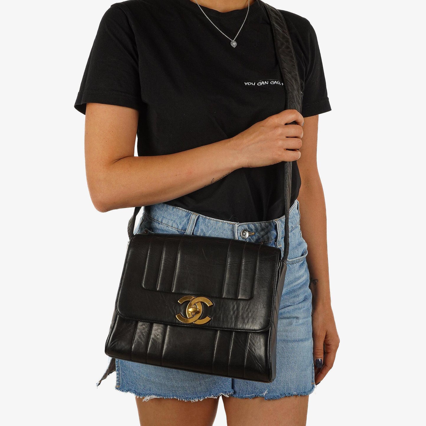 Chanel Maxi Logo Umhängetasche mit Klappe aus schwarzem vertikal gestepptem Lammleder mit 24 Karat vergoldeter Hardware