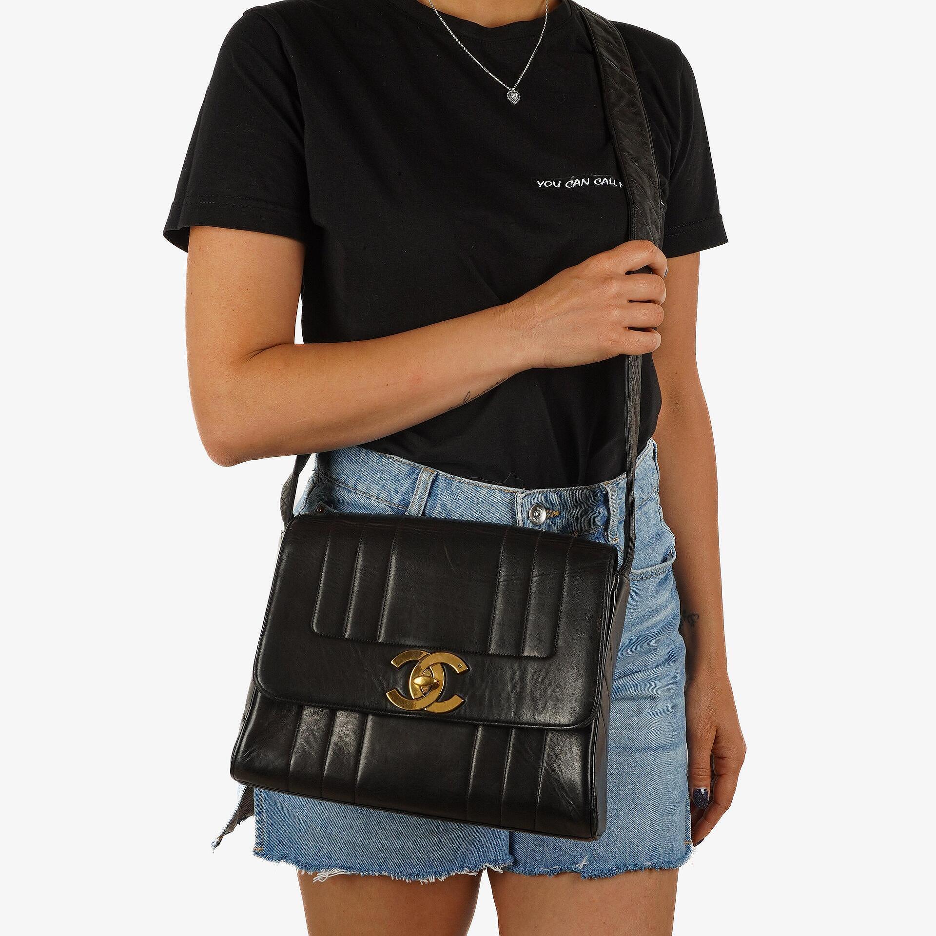 Chanel Maxi Logo Umhängetasche mit Klappe aus schwarzem vertikal gestepptem Lammleder mit 24 Karat vergoldeter Hardware