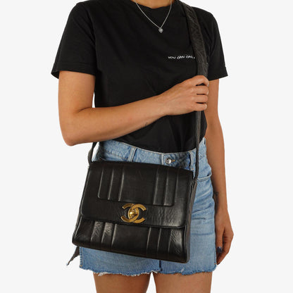 Chanel Maxi Logo Umhängetasche mit Klappe aus schwarzem vertikal gestepptem Lammleder mit 24 Karat vergoldeter Hardware