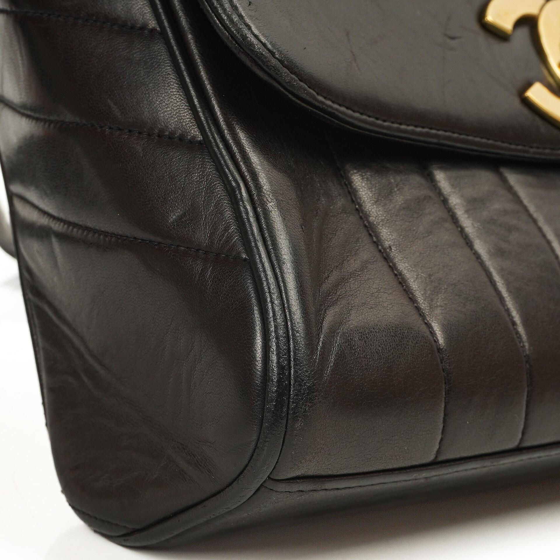 Chanel Maxi Logo Umhängetasche mit Klappe aus schwarzem vertikal gestepptem Lammleder mit 24 Karat vergoldeter Hardware