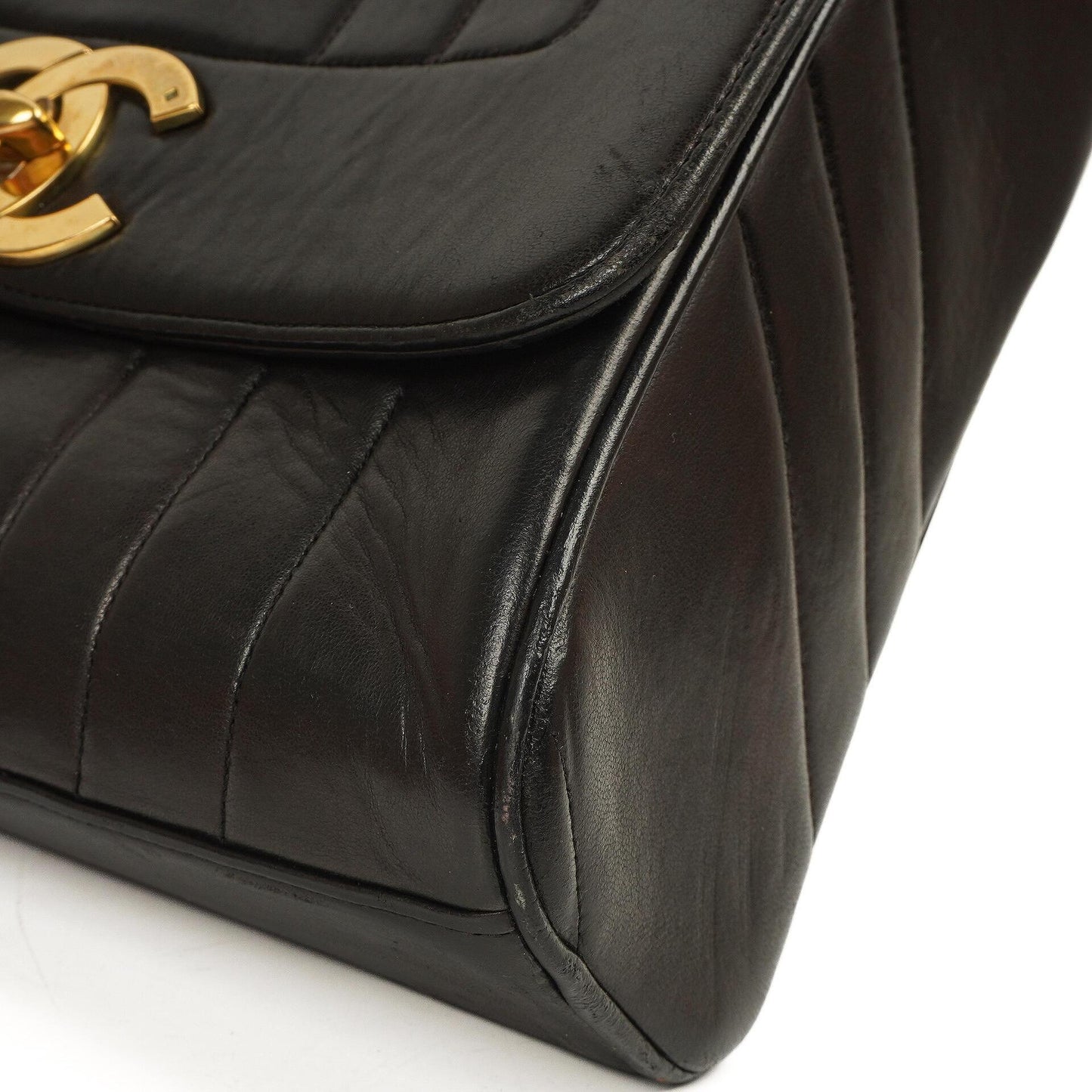 Chanel Maxi Logo Umhängetasche mit Klappe aus schwarzem vertikal gestepptem Lammleder mit 24 Karat vergoldeter Hardware
