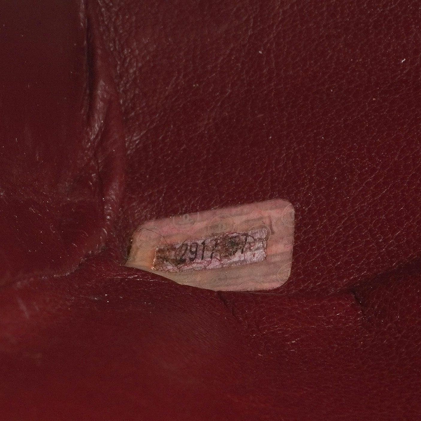 Chanel Maxi Logo Umhängetasche mit Klappe aus schwarzem vertikal gestepptem Lammleder mit 24 Karat vergoldeter Hardware