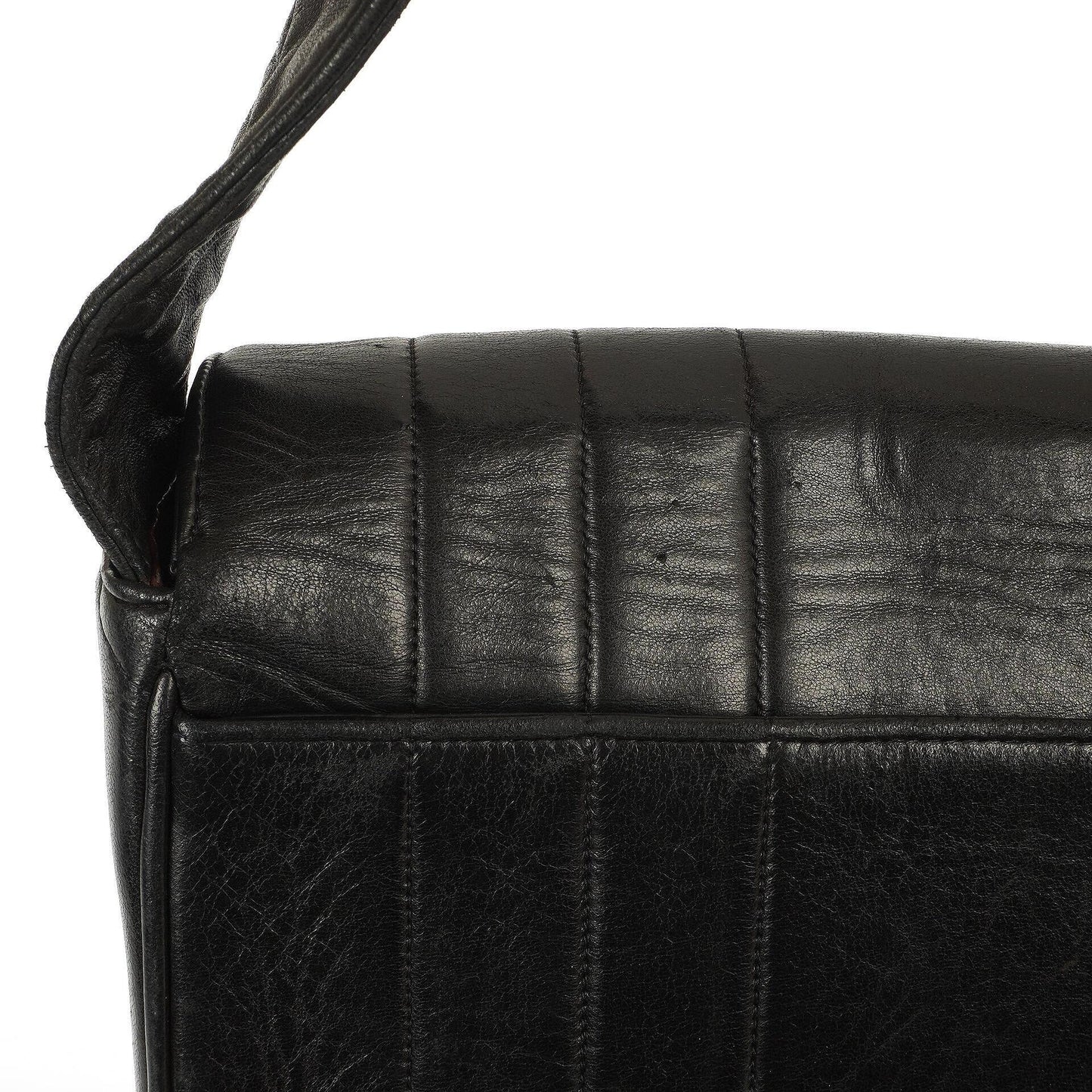 Chanel Maxi Logo Umhängetasche mit Klappe aus schwarzem vertikal gestepptem Lammleder mit 24 Karat vergoldeter Hardware