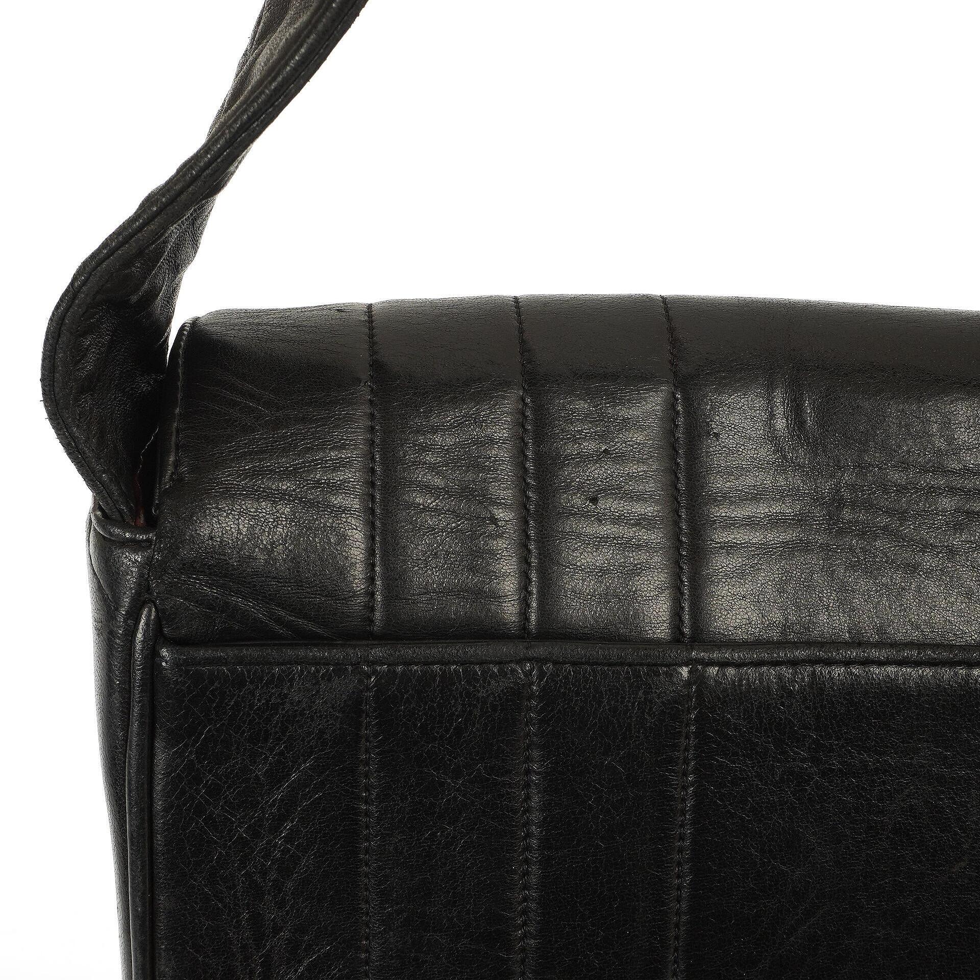 Chanel Maxi Logo Umhängetasche mit Klappe aus schwarzem vertikal gestepptem Lammleder mit 24 Karat vergoldeter Hardware