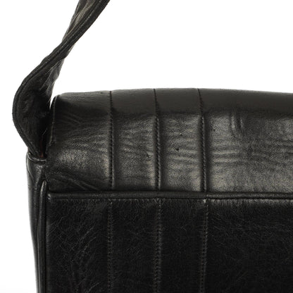 Chanel Maxi Logo Umhängetasche mit Klappe aus schwarzem vertikal gestepptem Lammleder mit 24 Karat vergoldeter Hardware