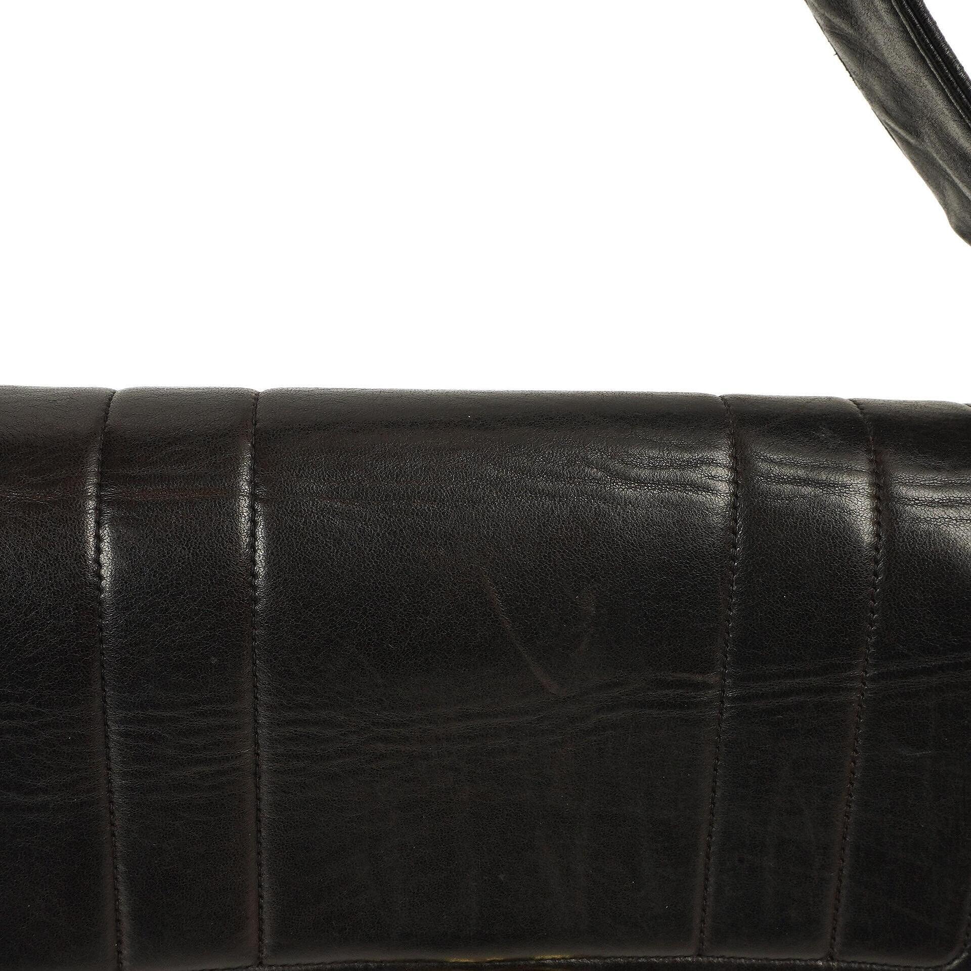 Chanel Maxi Logo Umhängetasche mit Klappe aus schwarzem vertikal gestepptem Lammleder mit 24 Karat vergoldeter Hardware