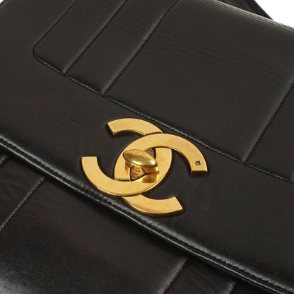 Chanel Maxi Logo Umhängetasche mit Klappe aus schwarzem vertikal gestepptem Lammleder mit 24 Karat vergoldeter Hardware