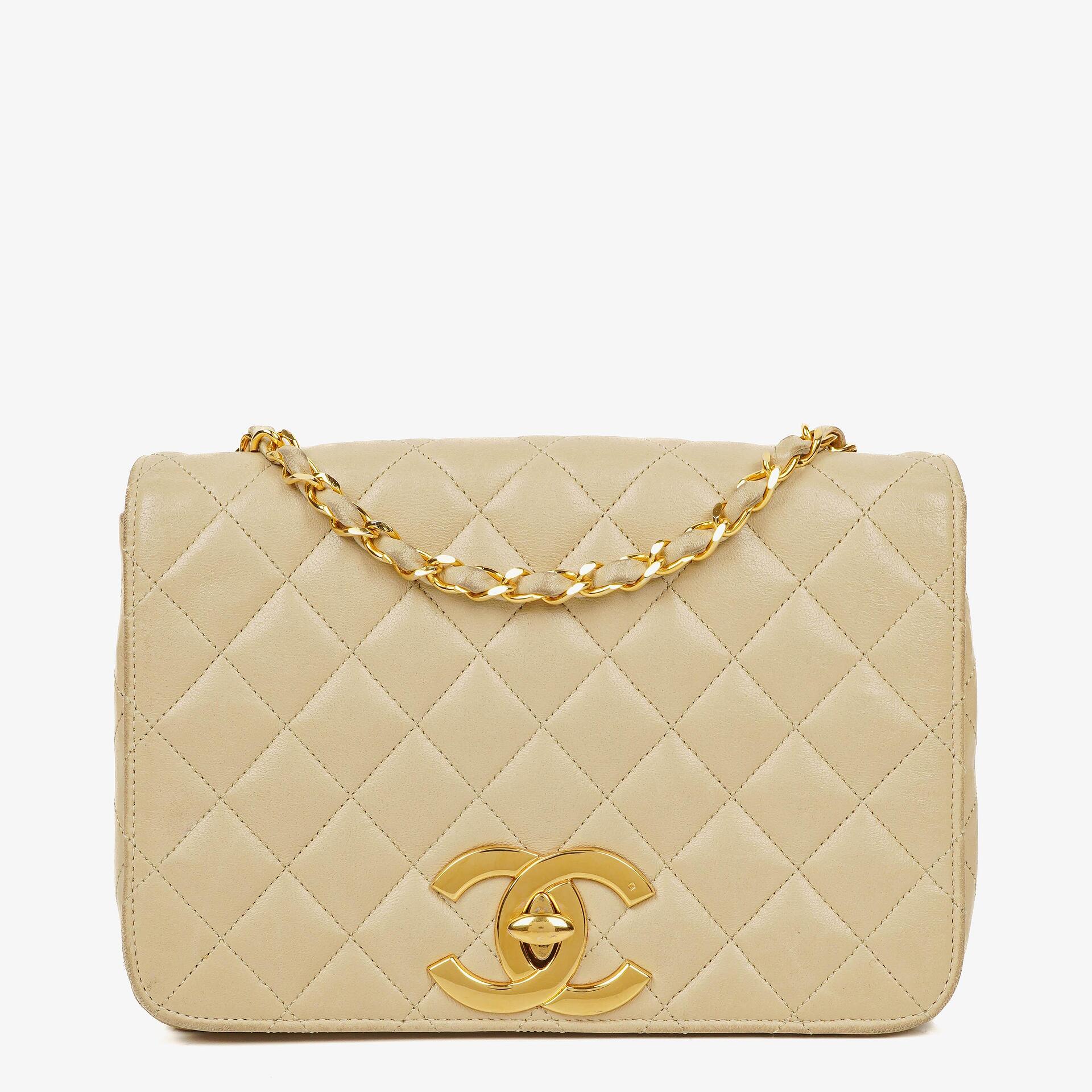 Chanel Maxi Logo Full Flap Tasche aus beigem gestepptem Leder mit 24K vergoldeten Beschlägen