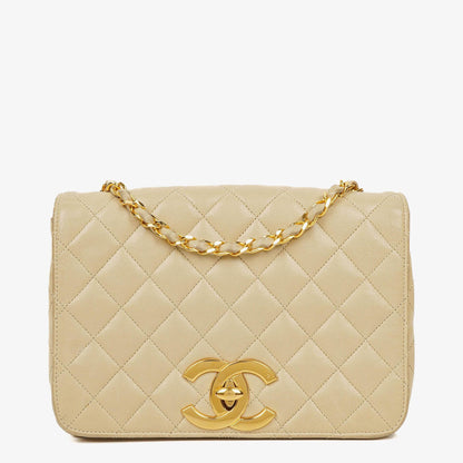 Chanel Maxi Logo Full Flap Tasche aus beigem gestepptem Leder mit 24K vergoldeten Beschlägen