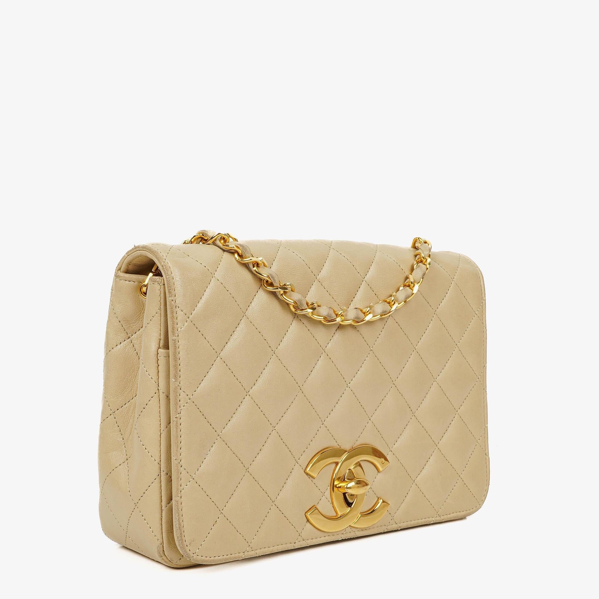 Chanel Maxi Logo Full Flap Tasche aus beigem gestepptem Leder mit 24K vergoldeten Beschlägen
