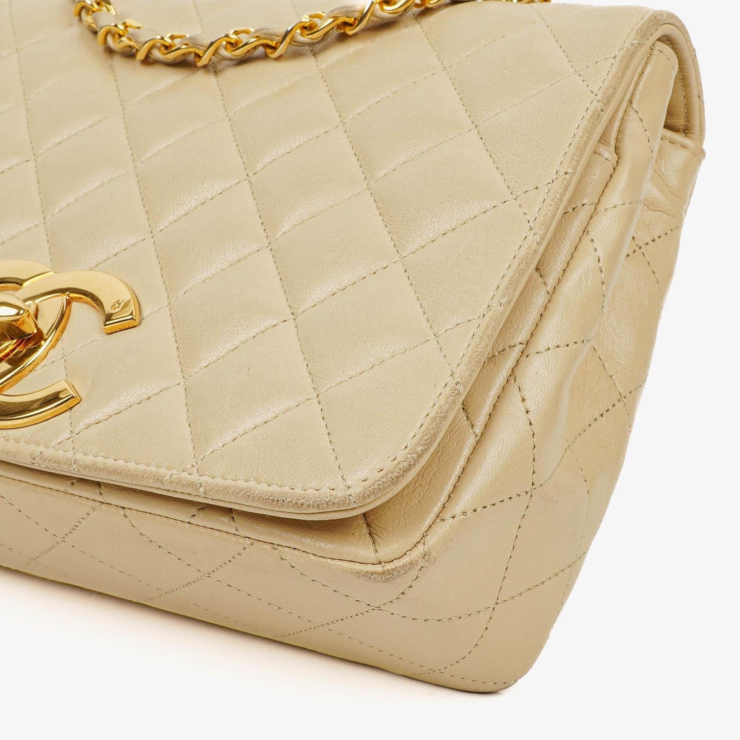 Chanel Maxi Logo Full Flap Tasche aus beigem gestepptem Leder mit 24K vergoldeten Beschlägen