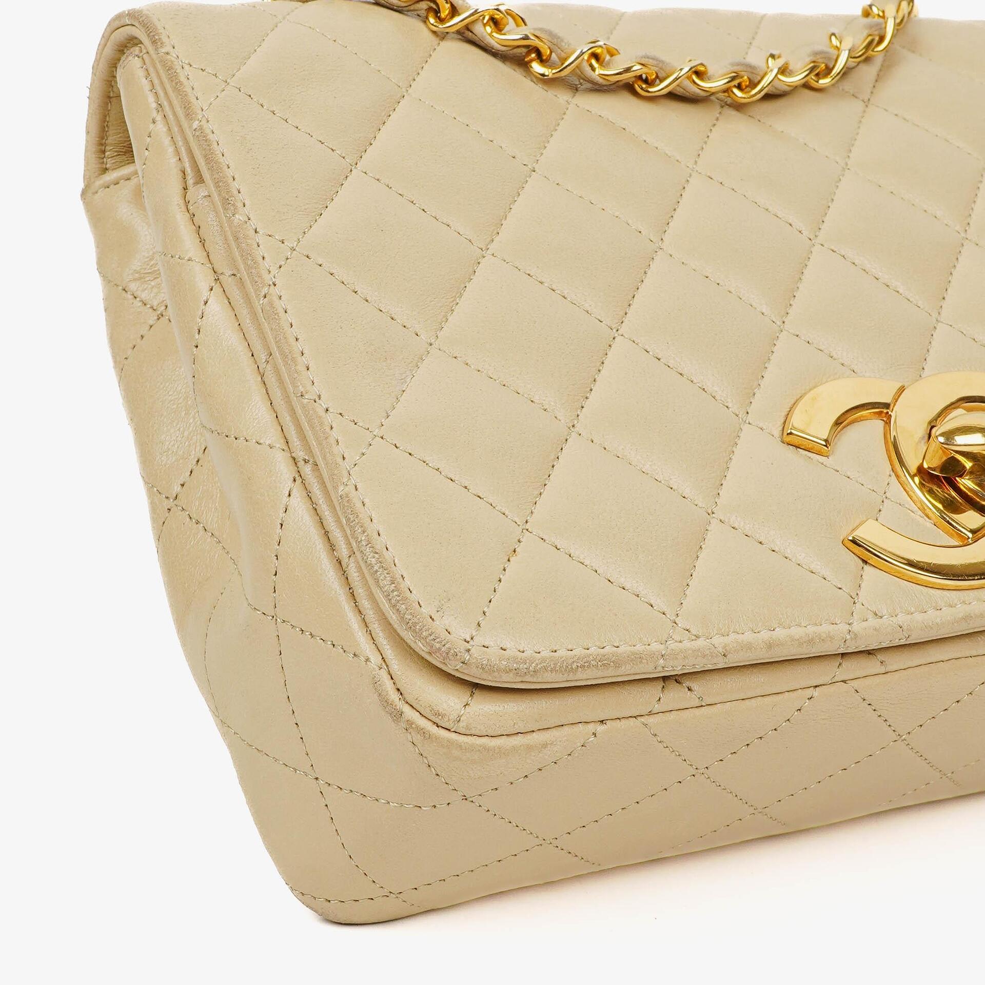 Chanel Maxi Logo Full Flap Tasche aus beigem gestepptem Leder mit 24K vergoldeten Beschlägen