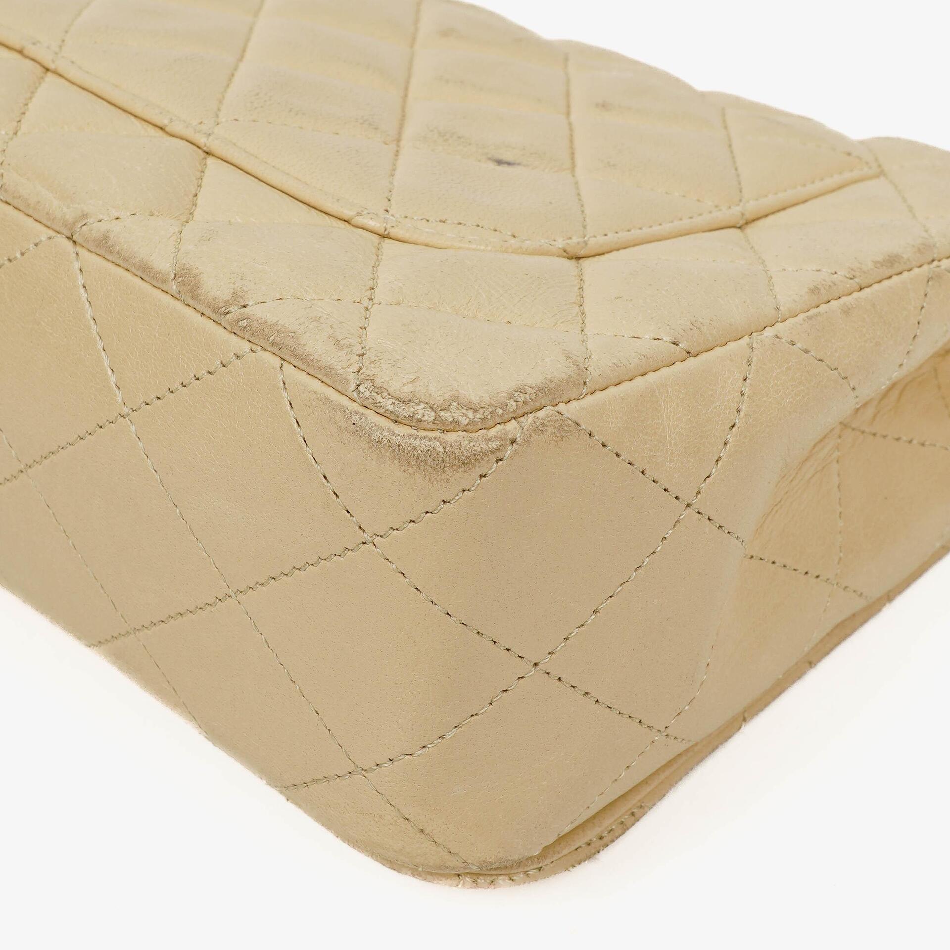 Chanel Maxi Logo Full Flap Tasche aus beigem gestepptem Leder mit 24K vergoldeten Beschlägen