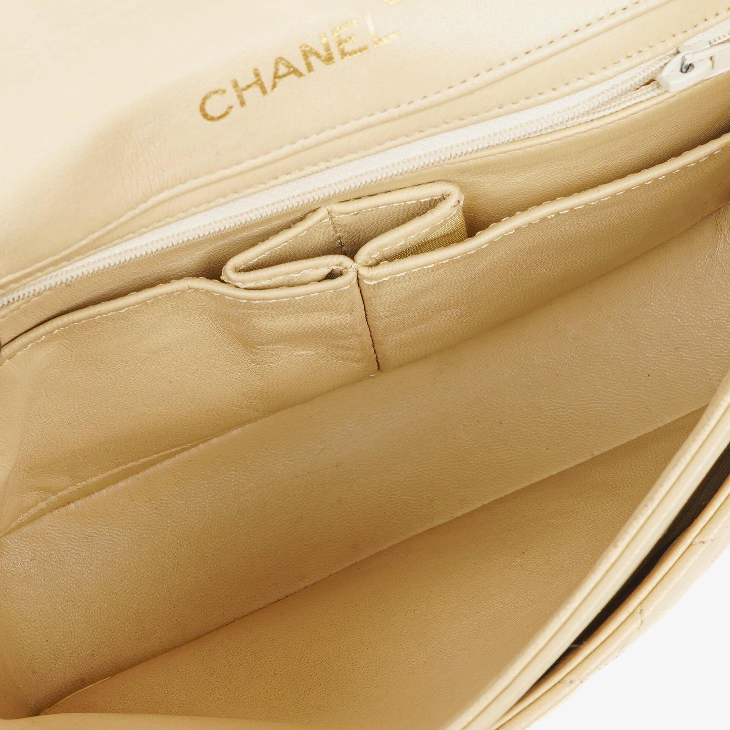 Chanel Maxi Logo Full Flap Tasche aus beigem gestepptem Leder mit 24K vergoldeten Beschlägen