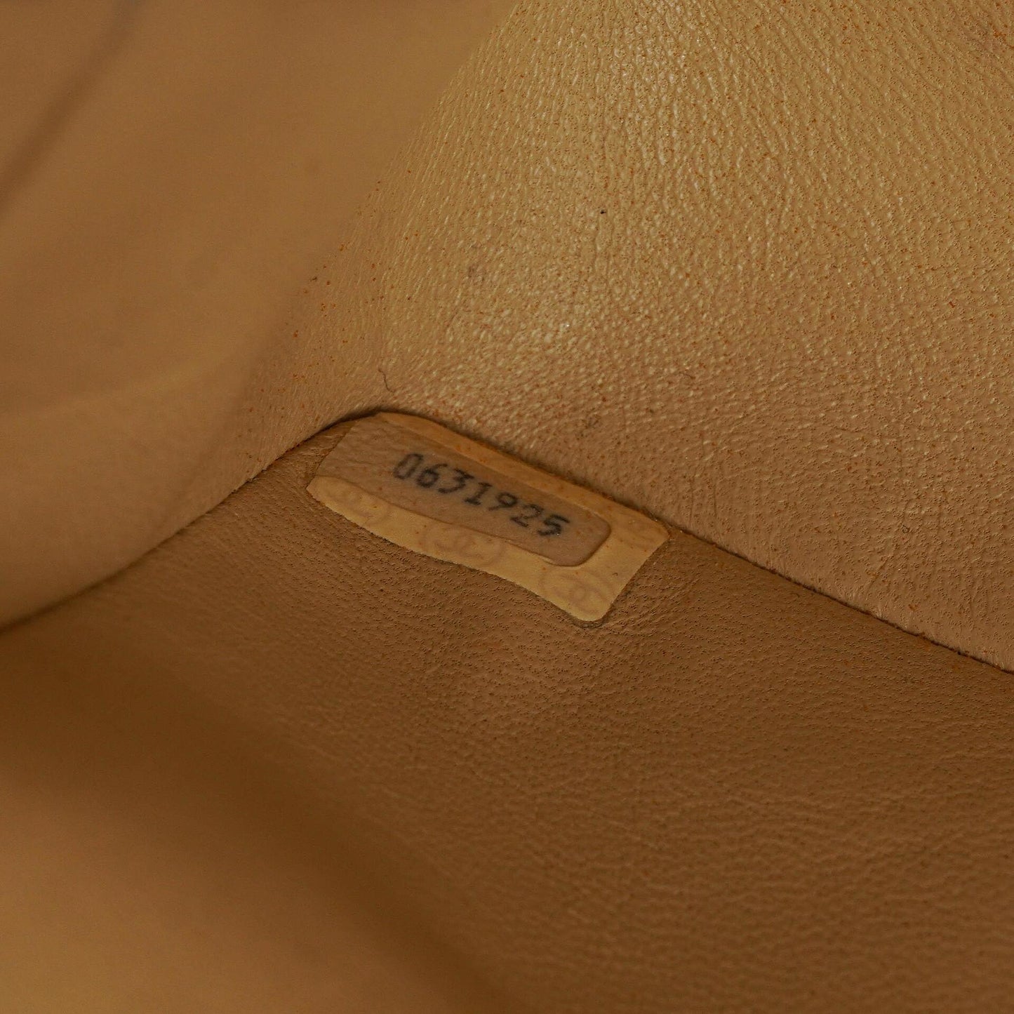 Chanel Maxi Logo Full Flap Tasche aus beigem gestepptem Leder mit 24K vergoldeten Beschlägen