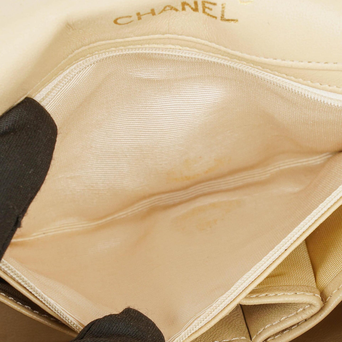 Chanel Maxi Logo Full Flap Tasche aus beigem gestepptem Leder mit 24K vergoldeten Beschlägen