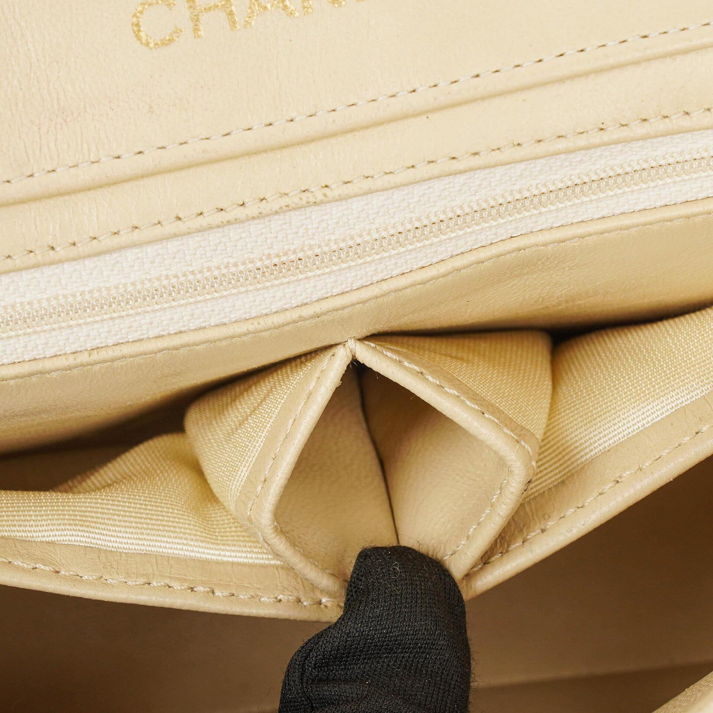 Chanel Maxi Logo Full Flap Tasche aus beigem gestepptem Leder mit 24K vergoldeten Beschlägen