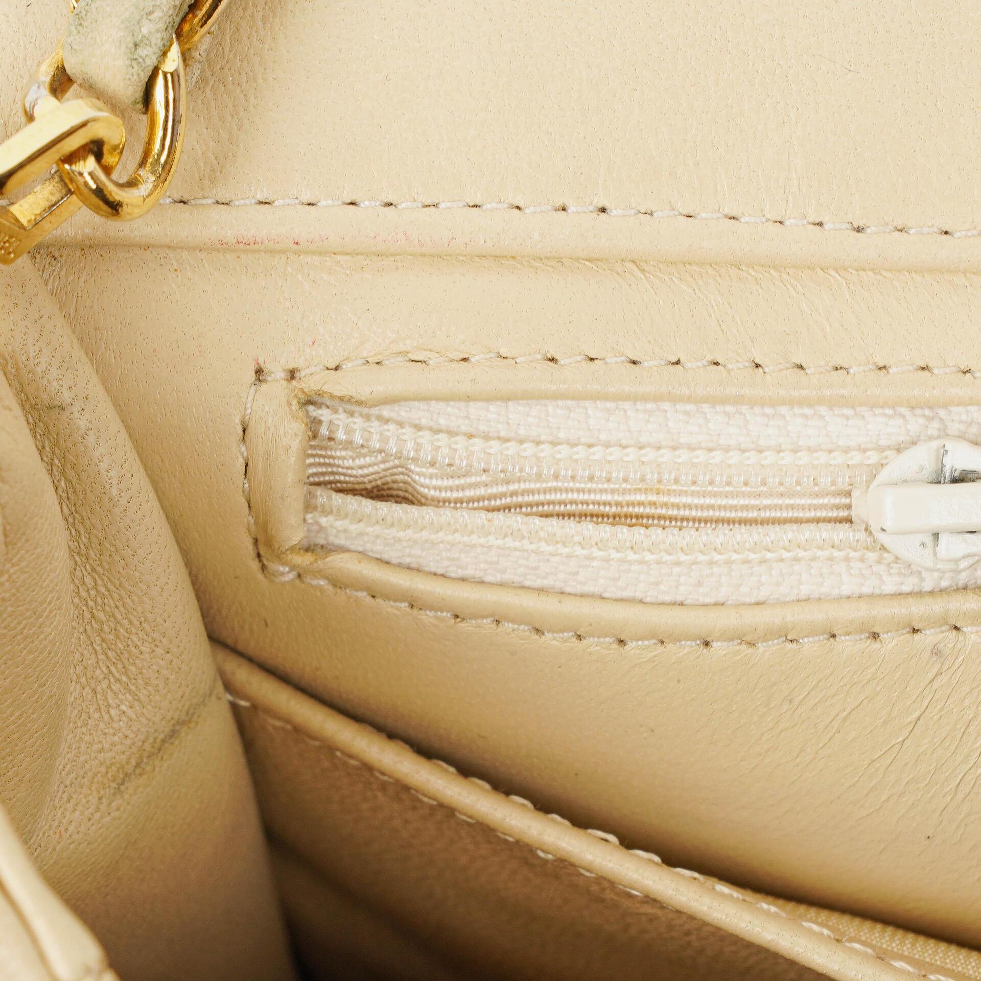 Chanel Maxi Logo Full Flap Tasche aus beigem gestepptem Leder mit 24K vergoldeten Beschlägen