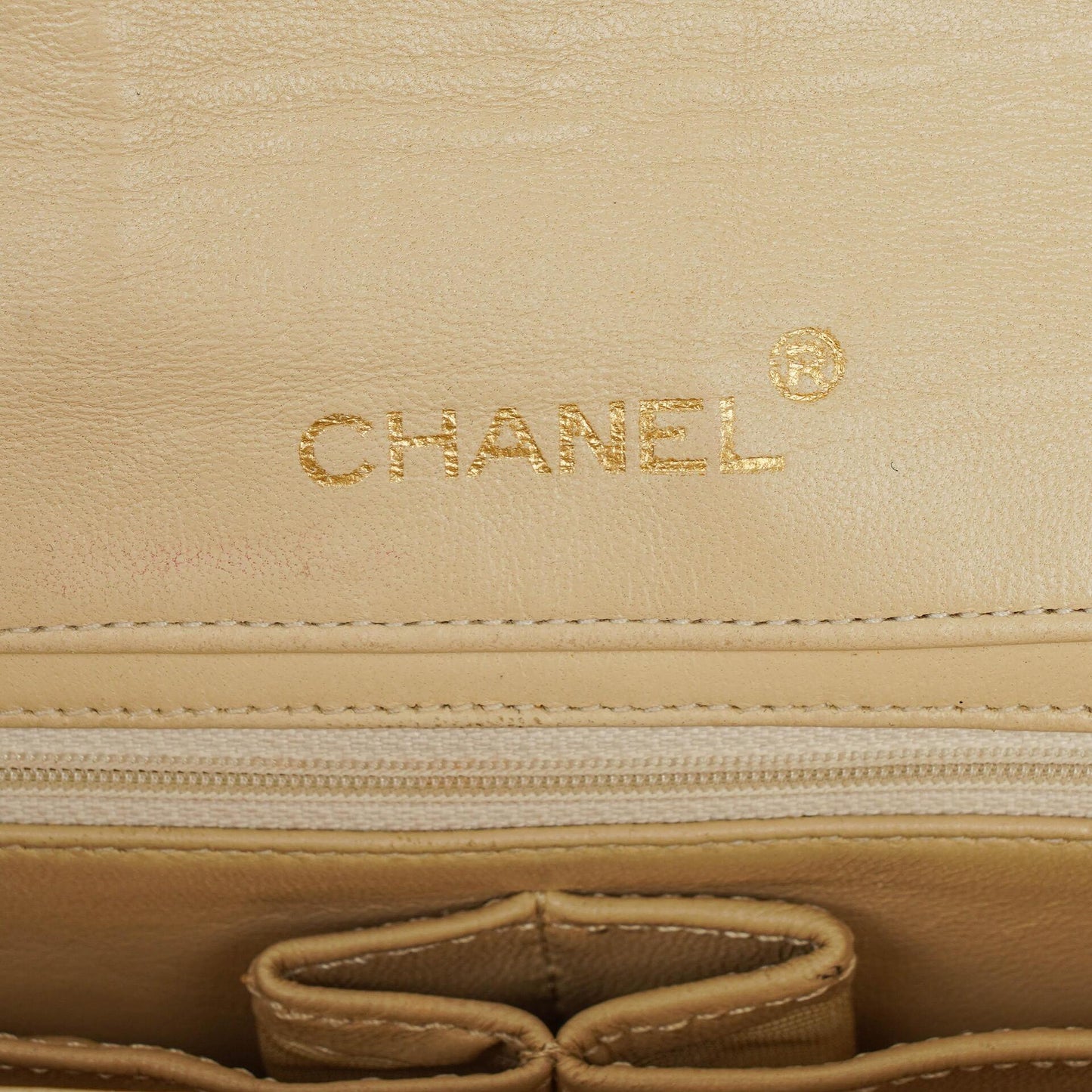 Chanel Maxi Logo Full Flap Tasche aus beigem gestepptem Leder mit 24K vergoldeten Beschlägen