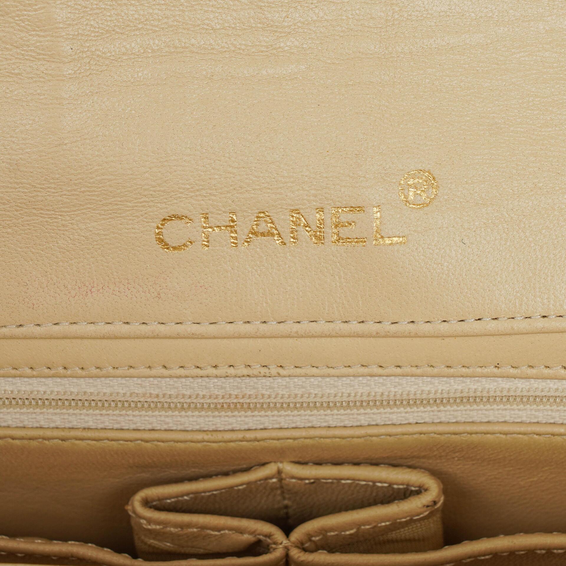 Chanel Maxi Logo Full Flap Tasche aus beigem gestepptem Leder mit 24K vergoldeten Beschlägen