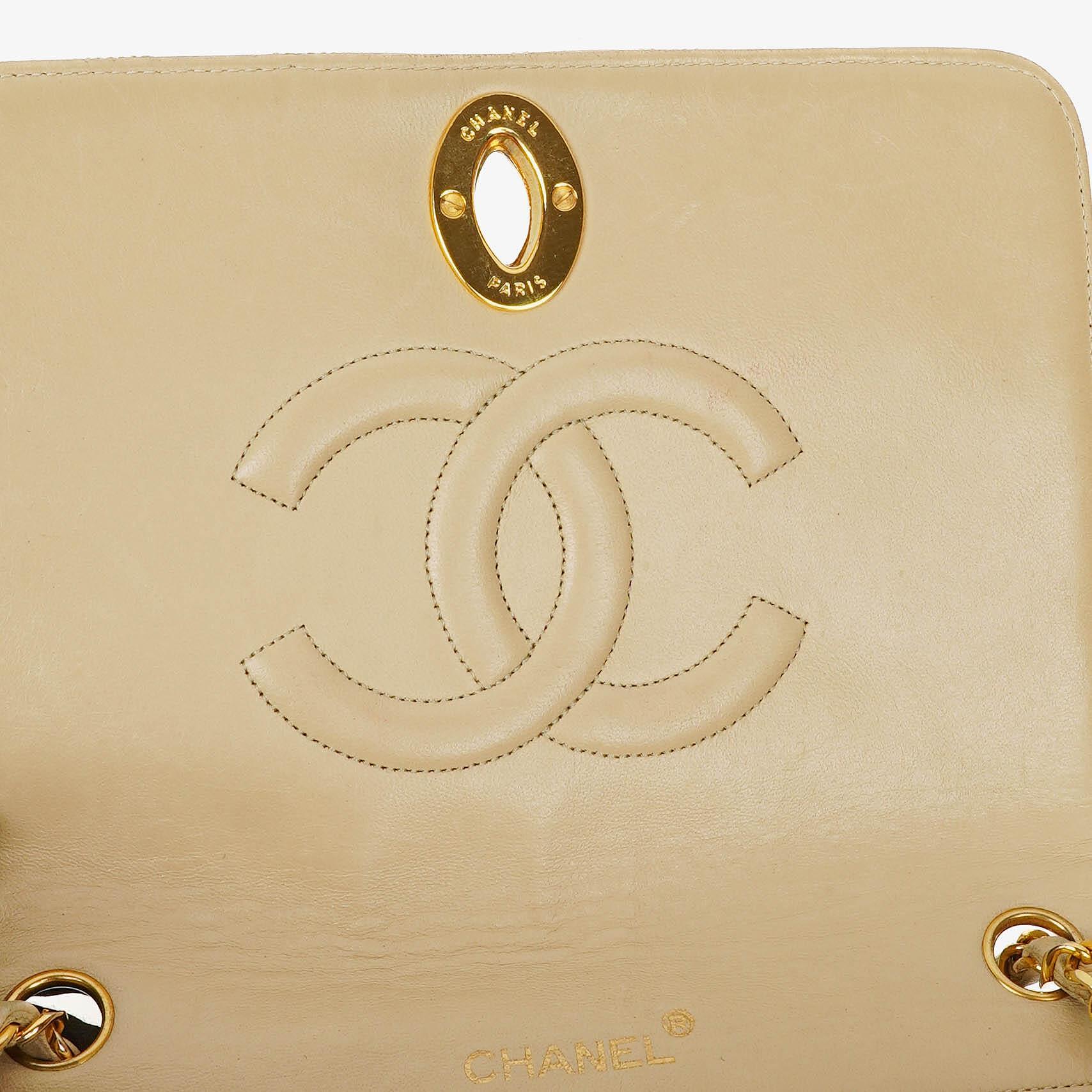 Chanel Maxi Logo Full Flap Tasche aus beigem gestepptem Leder mit 24K vergoldeten Beschlägen