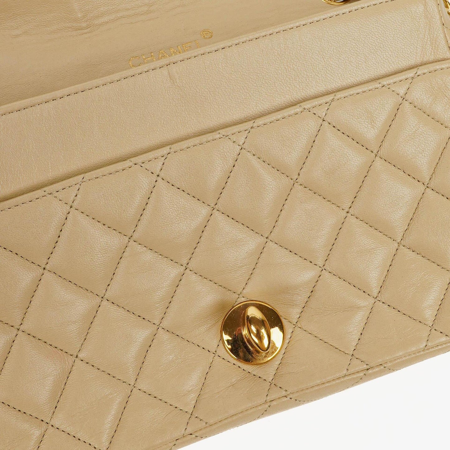 Chanel Maxi Logo Full Flap Tasche aus beigem gestepptem Leder mit 24K vergoldeten Beschlägen