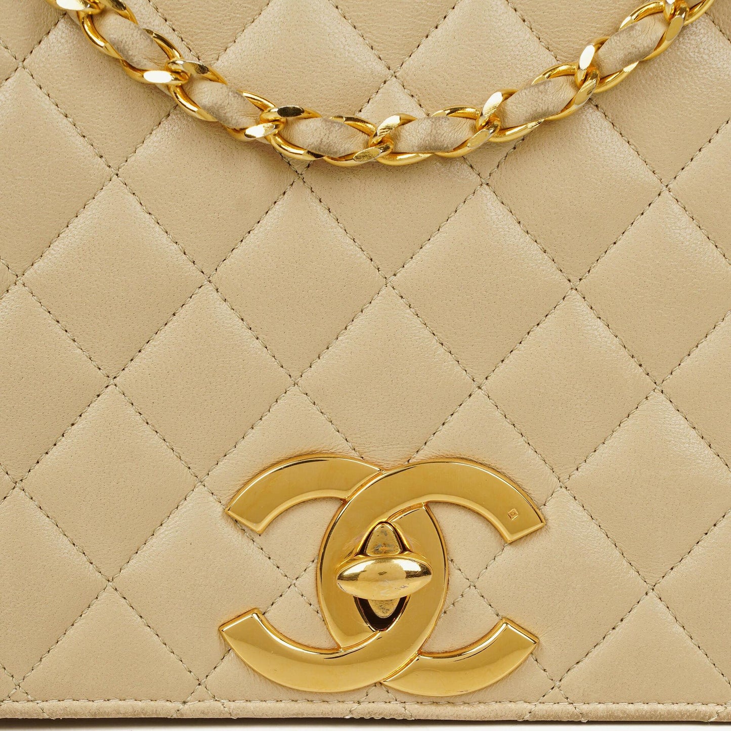 Chanel Maxi Logo Full Flap Tasche aus beigem gestepptem Leder mit 24K vergoldeten Beschlägen