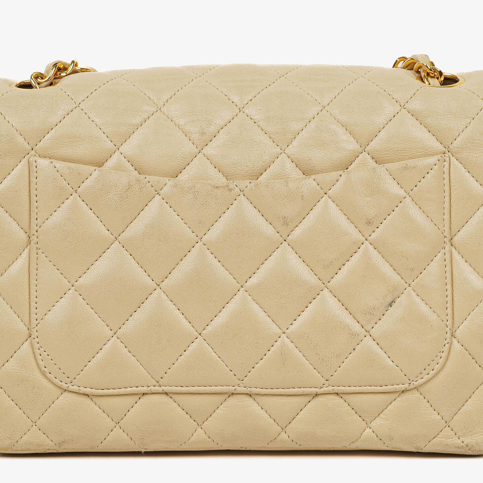 Chanel Maxi Logo Full Flap Tasche aus beigem gestepptem Leder mit 24K vergoldeten Beschlägen
