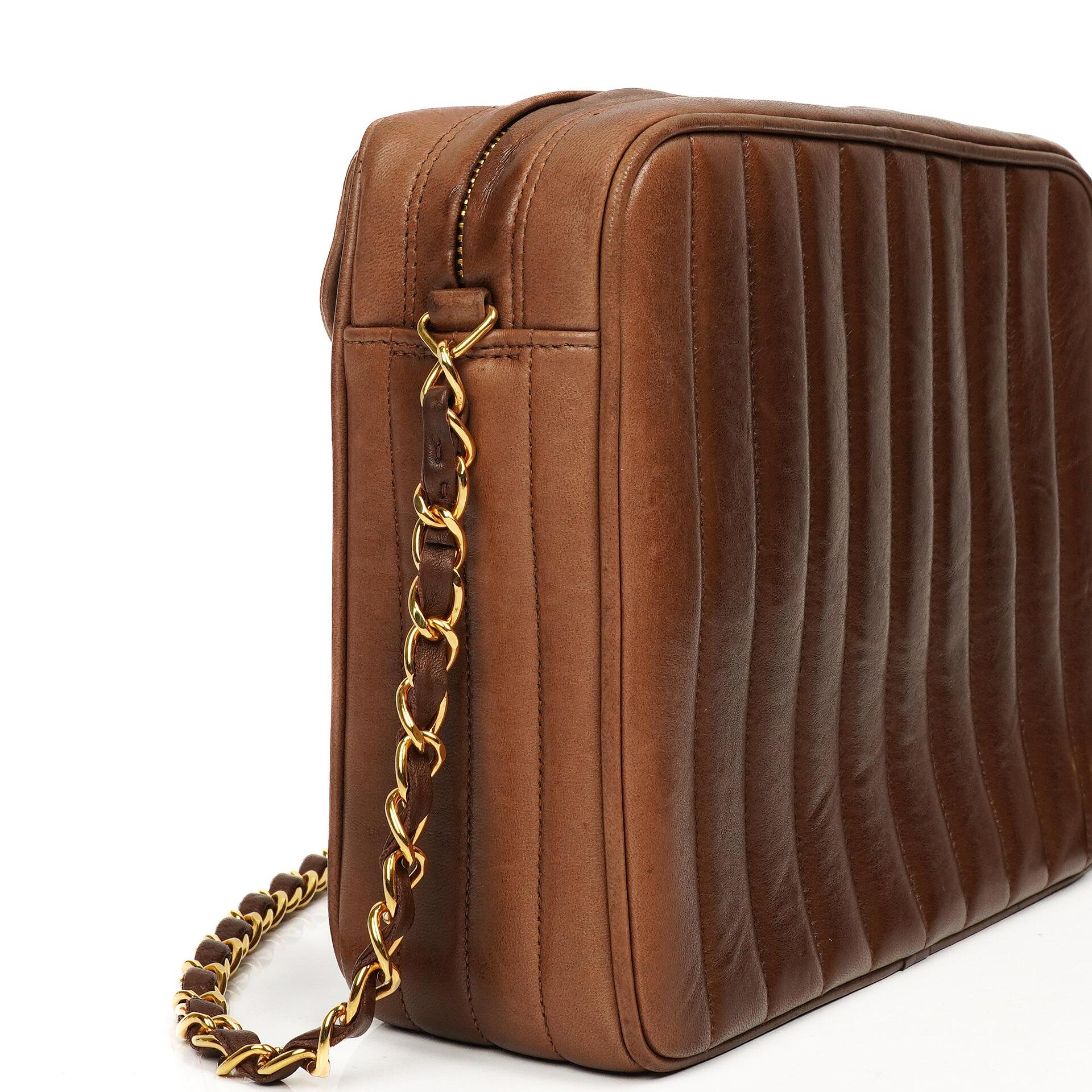 Chanel Medium Kamera Quaste Braune Vertikale Gequiltete Lammleder CC Klapptasche 24K Goldbeschläge, 1994-1996