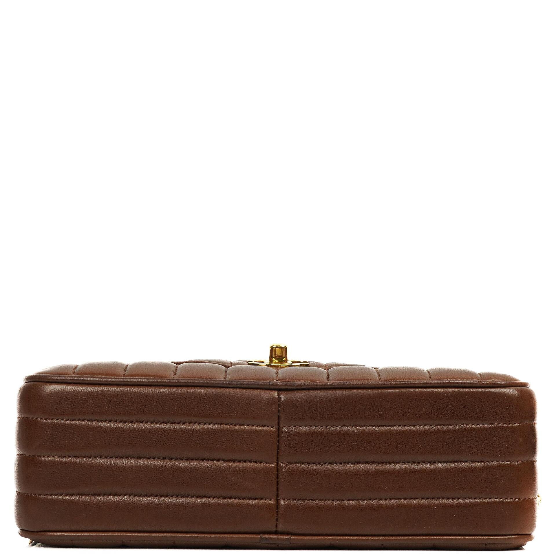 Chanel Medium Kamera Quaste Braune Vertikale Gequiltete Lammleder CC Klapptasche 24K Goldbeschläge, 1994-1996