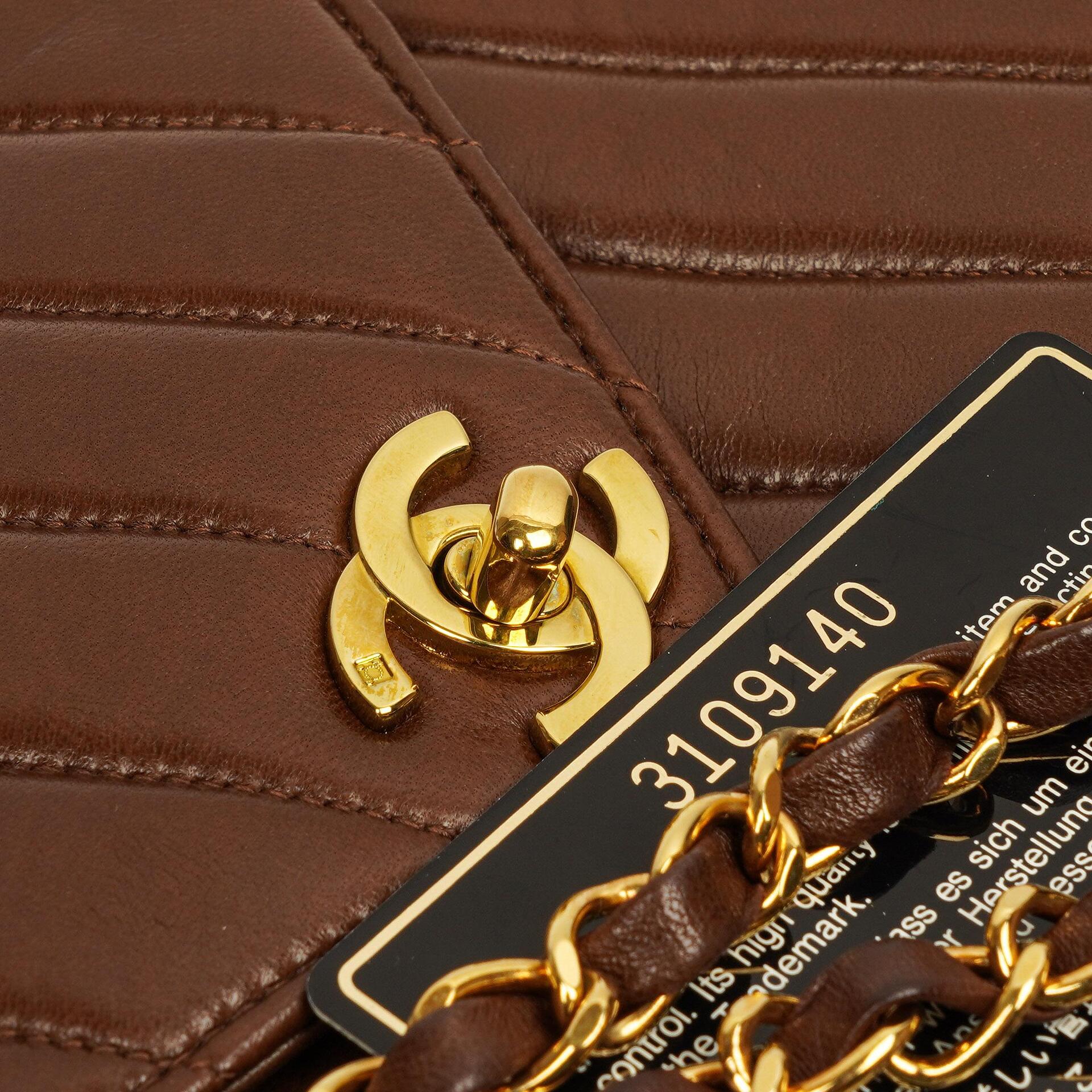 Chanel Medium Kamera Quaste Braune Vertikale Gequiltete Lammleder CC Klapptasche 24K Goldbeschläge, 1994-1996