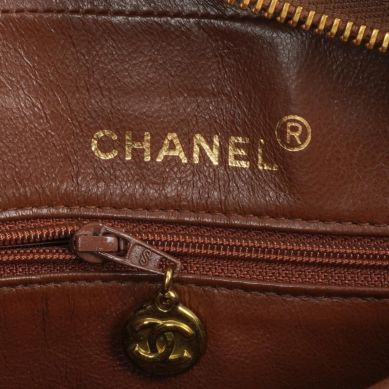 Chanel Medium Kamera Quaste Braune Vertikale Gequiltete Lammleder CC Klapptasche 24K Goldbeschläge, 1994-1996