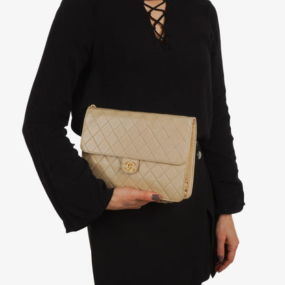 Chanel Medium Classic beige-ivory gestepptes Lammleder Single Flap Bag mit 24K goldplattierten Beschlägen
