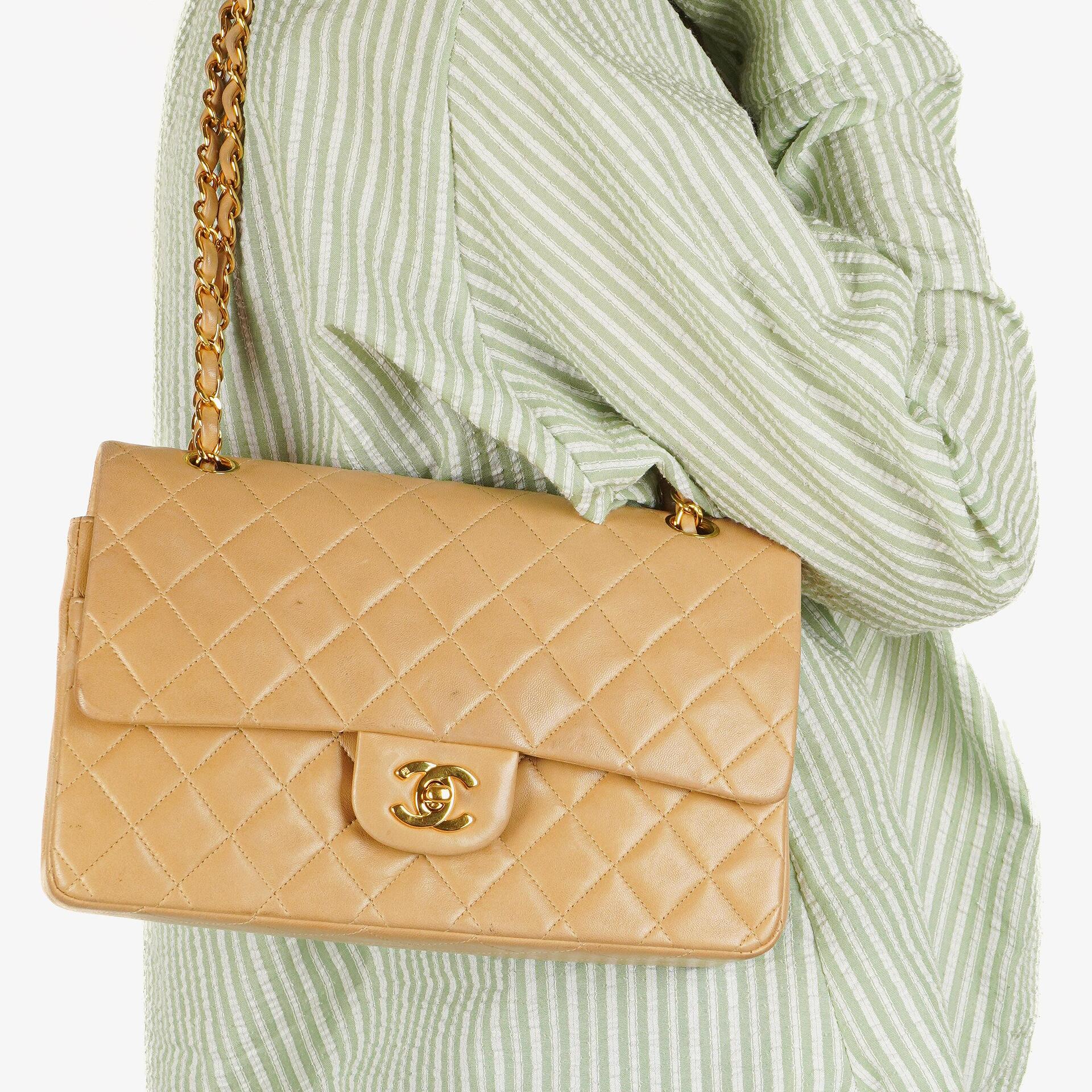 Chanel Medium Classic Beige gestepptes Leder Double Flap Tasche mit 24K goldfarbener Hardware