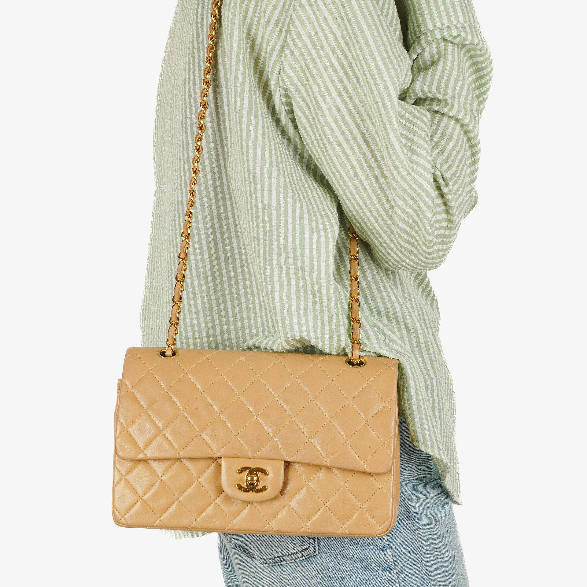 Chanel Medium Classic Beige gestepptes Leder Double Flap Tasche mit 24K goldfarbener Hardware