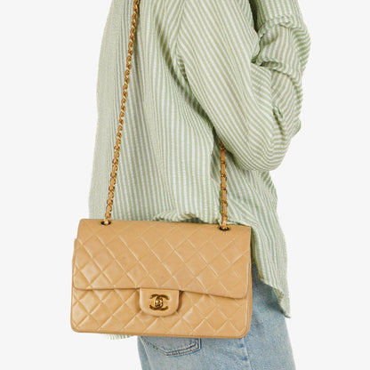 Chanel Medium Classic Beige gestepptes Leder Double Flap Tasche mit 24K goldfarbener Hardware