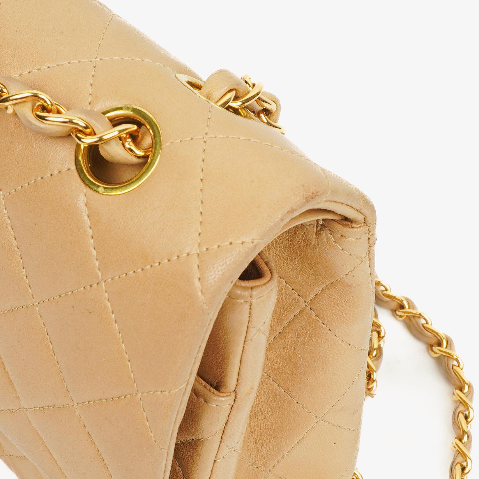 Chanel Medium Classic Beige gestepptes Leder Double Flap Tasche mit 24K goldfarbener Hardware