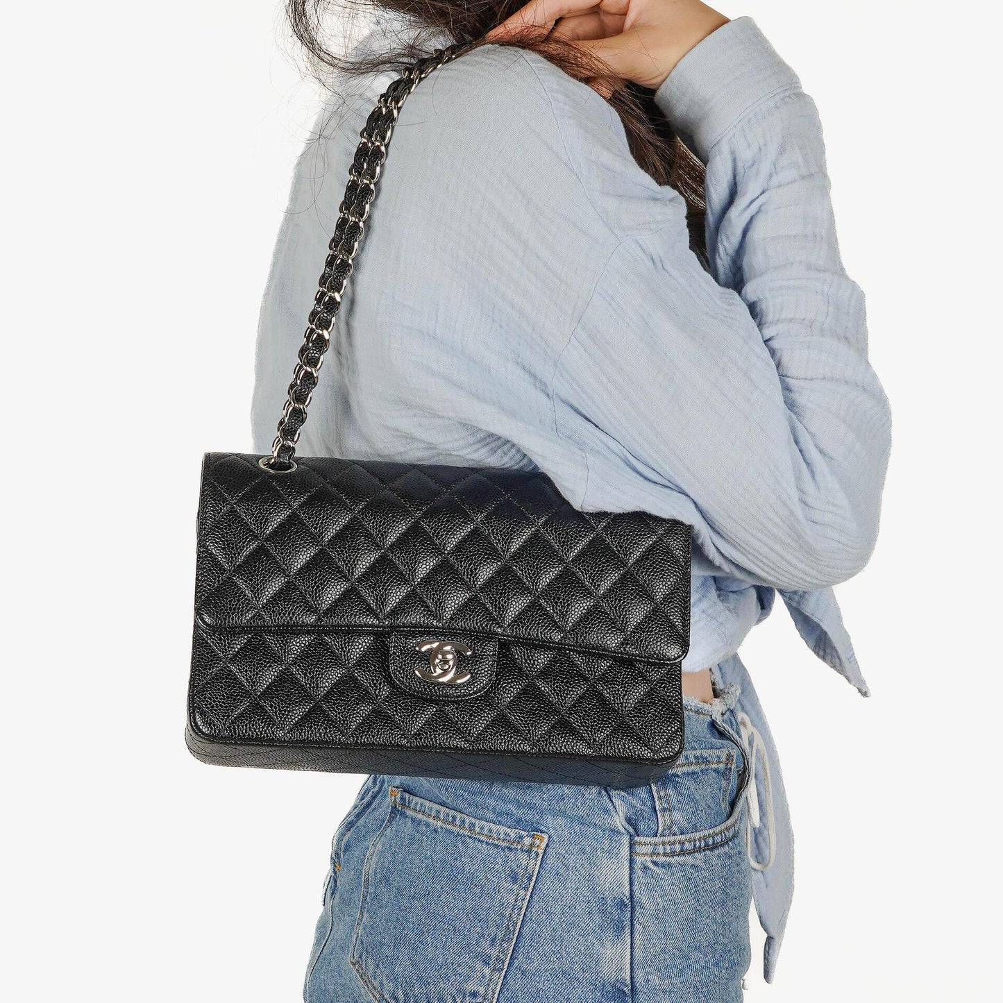 Chanel mittelgroße Classic Double Flap Bag aus schwarzem gestepptem Kaviarleder mit silberfarbener Hardware