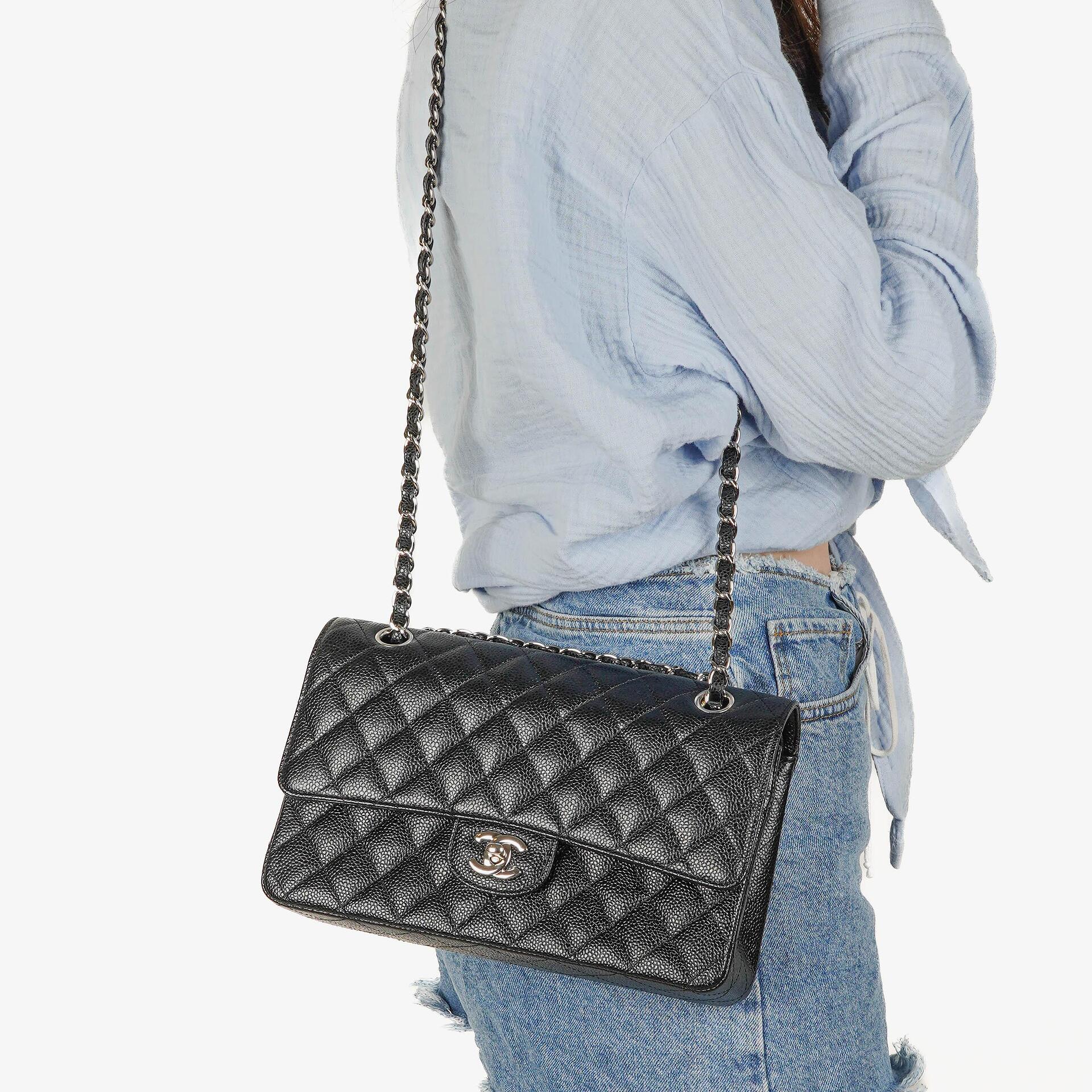 Chanel mittelgroße Classic Double Flap Bag aus schwarzem gestepptem Kaviarleder mit silberfarbener Hardware