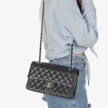 Chanel mittelgroße Classic Double Flap Bag aus schwarzem gestepptem Kaviarleder mit silberfarbener Hardware